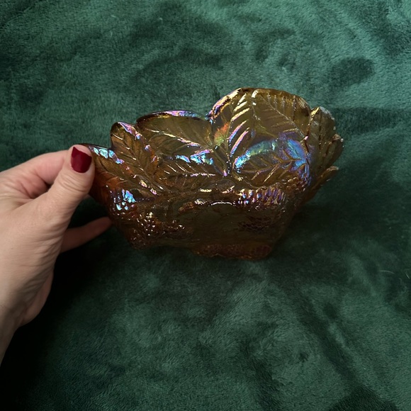 Amber carnival glass dish with grapevine design on bottom - Picture 7 of 8